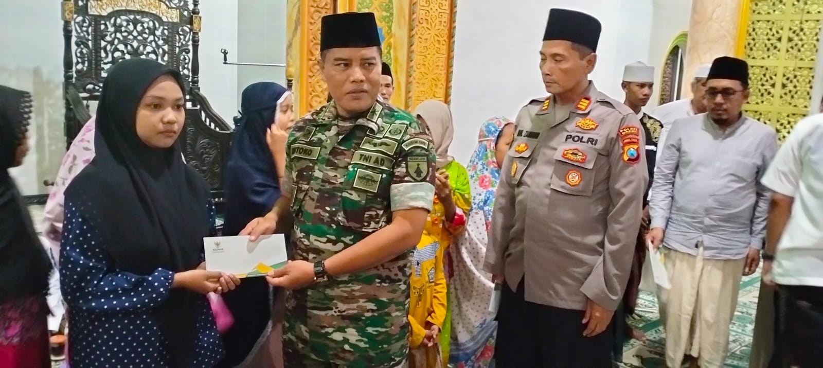 Forkopimcam Balongpanggang Berikan Bantuan Sosial di Desa Pacuh