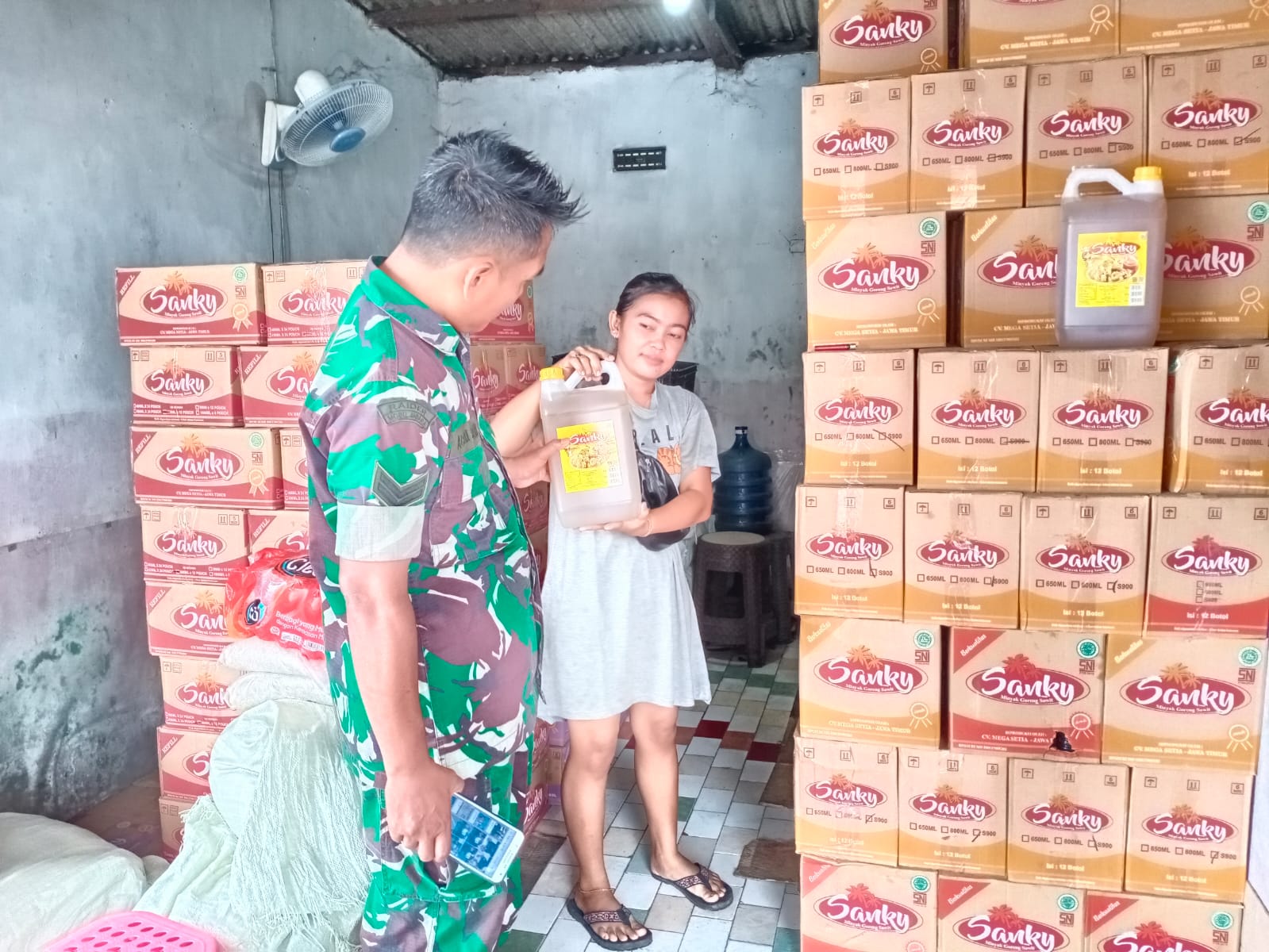 Babinsa Datangi Pasar Binaan, Monitoring Ketersediaan dan Stabilitas Harga Bahan Pokok