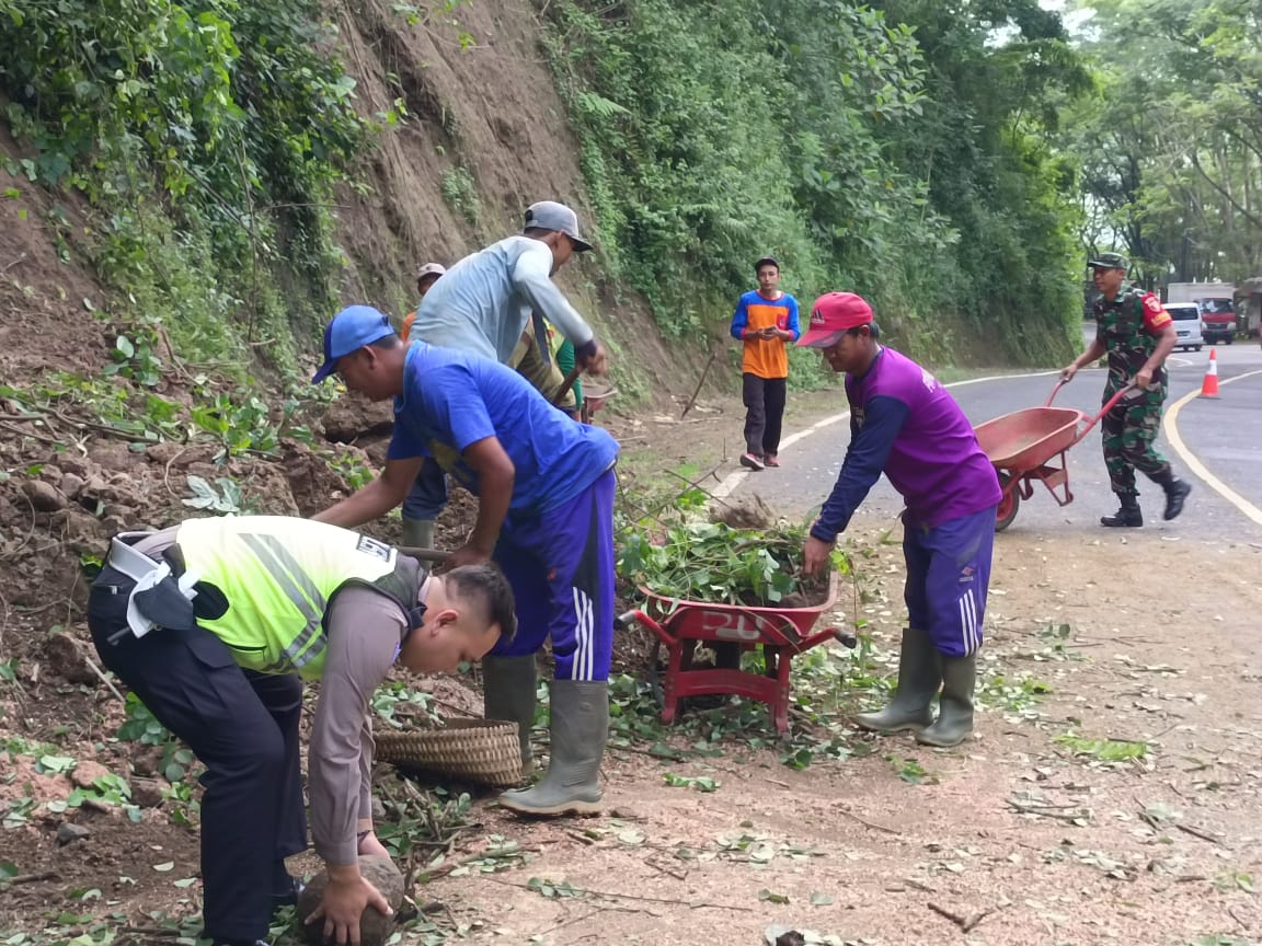 Kompak, Polisi Bersama TNI dan BPBD Tangani Longsor, Jalur Trenggalek – Ponorogo Kembali Normal