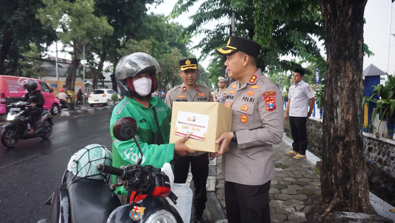 Bulan Ramadan Kapolres Gresik datangi Warga Bagikan Baksos