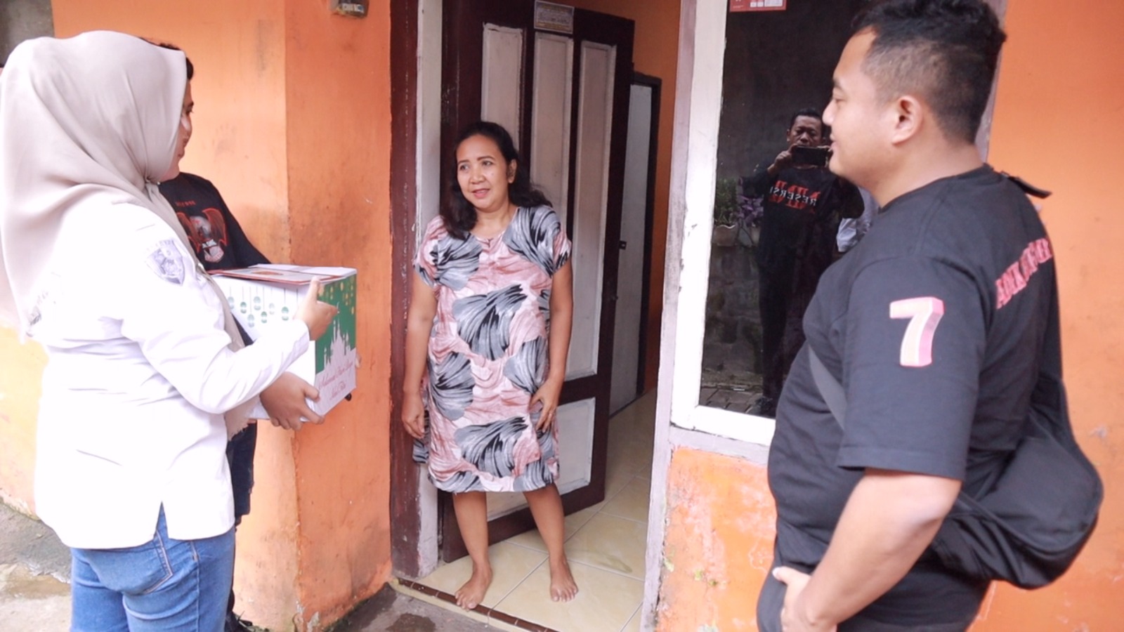 Polres Jember Berikan Bantuan Sembako Kepada Keluarga Tahanan Yang Kurang Mampu