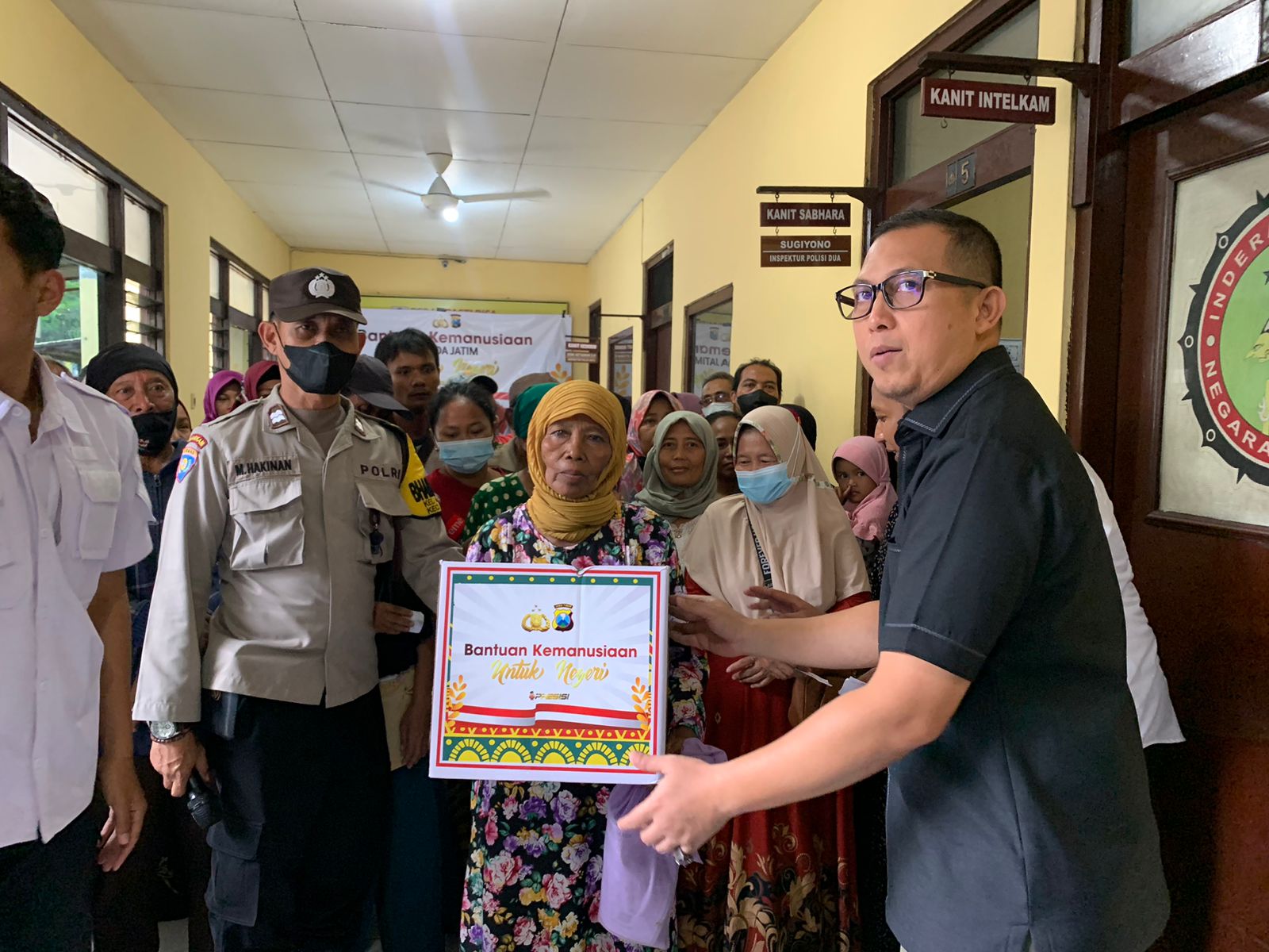 Polri Peduli, Ditresnarkoba Polda Jatim Berbagi Sembako di Slum Area Surabaya