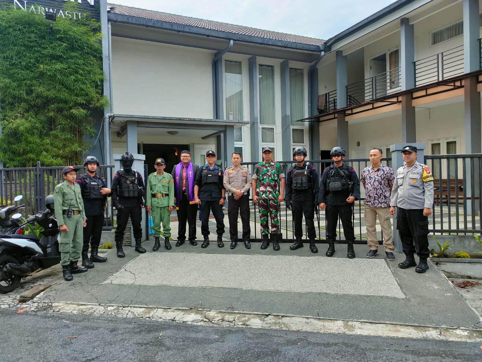 Sinergitas Polisi Bersama TNI Lakukan Pengamanan Jumat Agung Sejumlah Gereja di Kota Malang