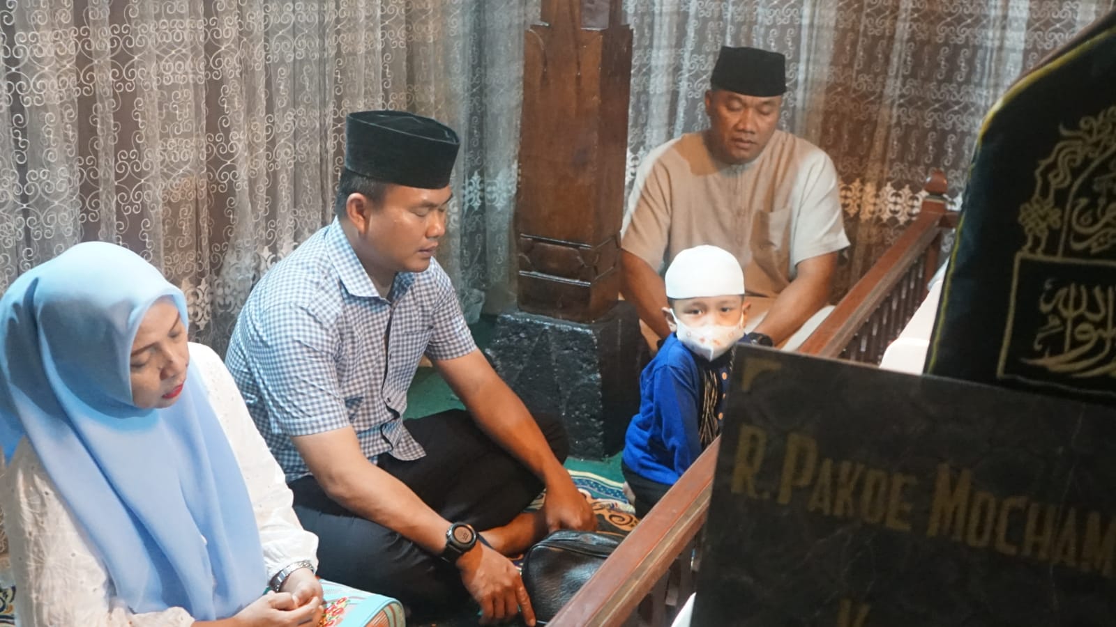 Bangun Hubungan Solid di Wilayah Teritorial, Dandim Gresik Dampingi Kasrem 084/BJ dalam Kegiatan Ziarah Makam Sunan Giri