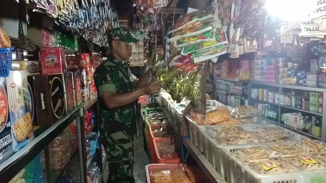 Peran Aktif Babinsa dalam Mengecek Kelayakan Jajanan Lebaran, Pastikan Aman Dikonsumsi