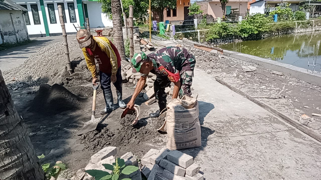 Babinsa Kebomas Bantu Warganya dalam Perbaikan Talut dan Kegiatan Pavingisasi