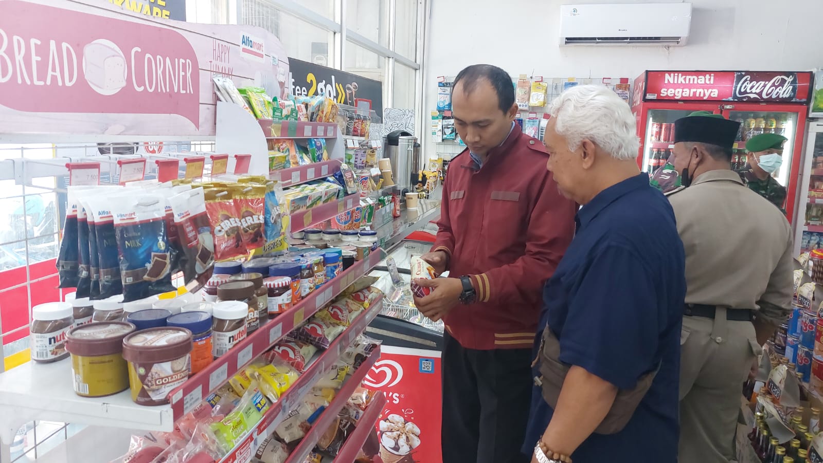 Polisi Cek Makanan dan Minuman yang Kadaluarsa di Minimarket