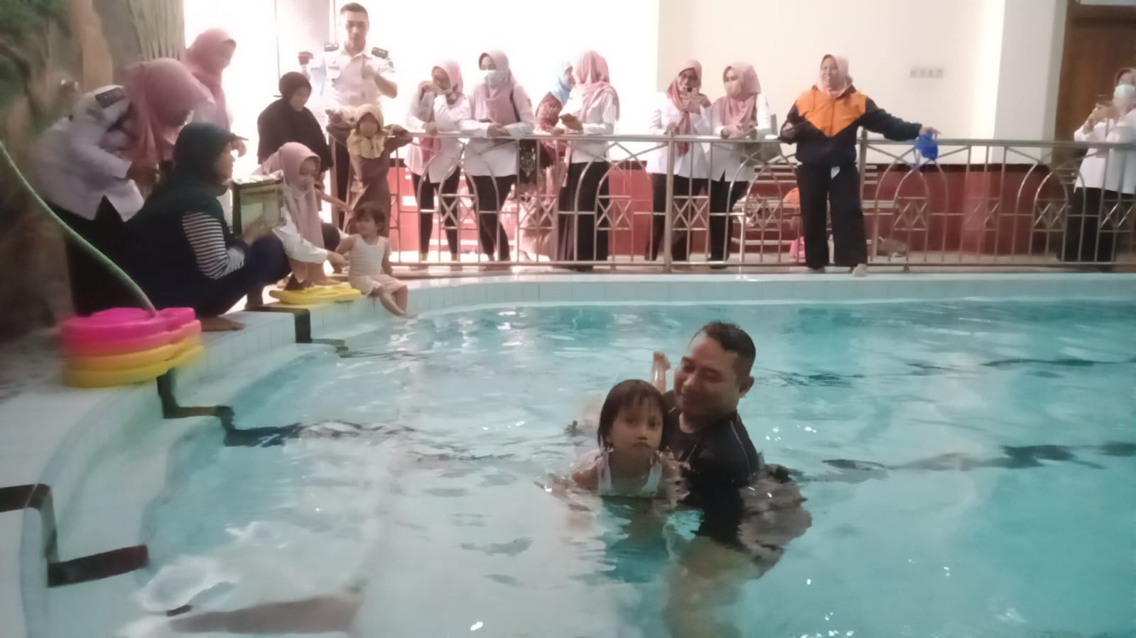 Babinsa Koramil 04 Sukolilo Ajak Berenang Anak/Balita Stunting