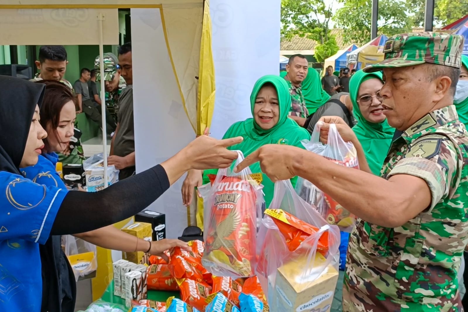 Kodim 0817/Gresik Gelar Bazar Murah Ramadhan Berkah, Ramai Diserbu Para Anggotanya