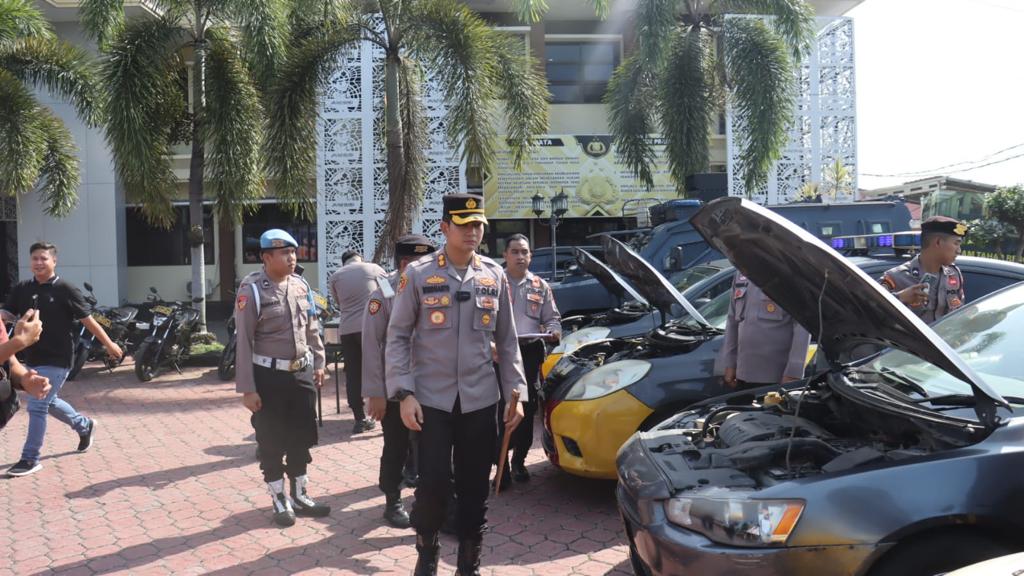 Menjelang Operasi Ketupat Lodaya 2023 Kapolres Karawang Cek Kesiapan Kendaraan Dinas