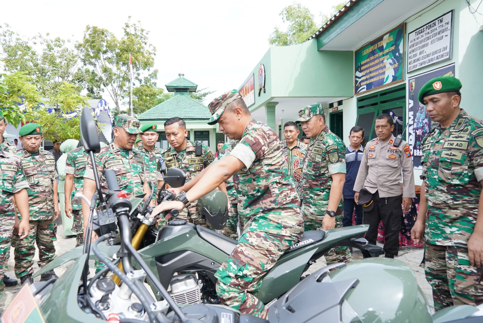 Babinsa Jajaran Kodim 0826/Pamekasan Menerima Bantuan 153 Unit Sepeda Motor Trail dari Menhan RI
