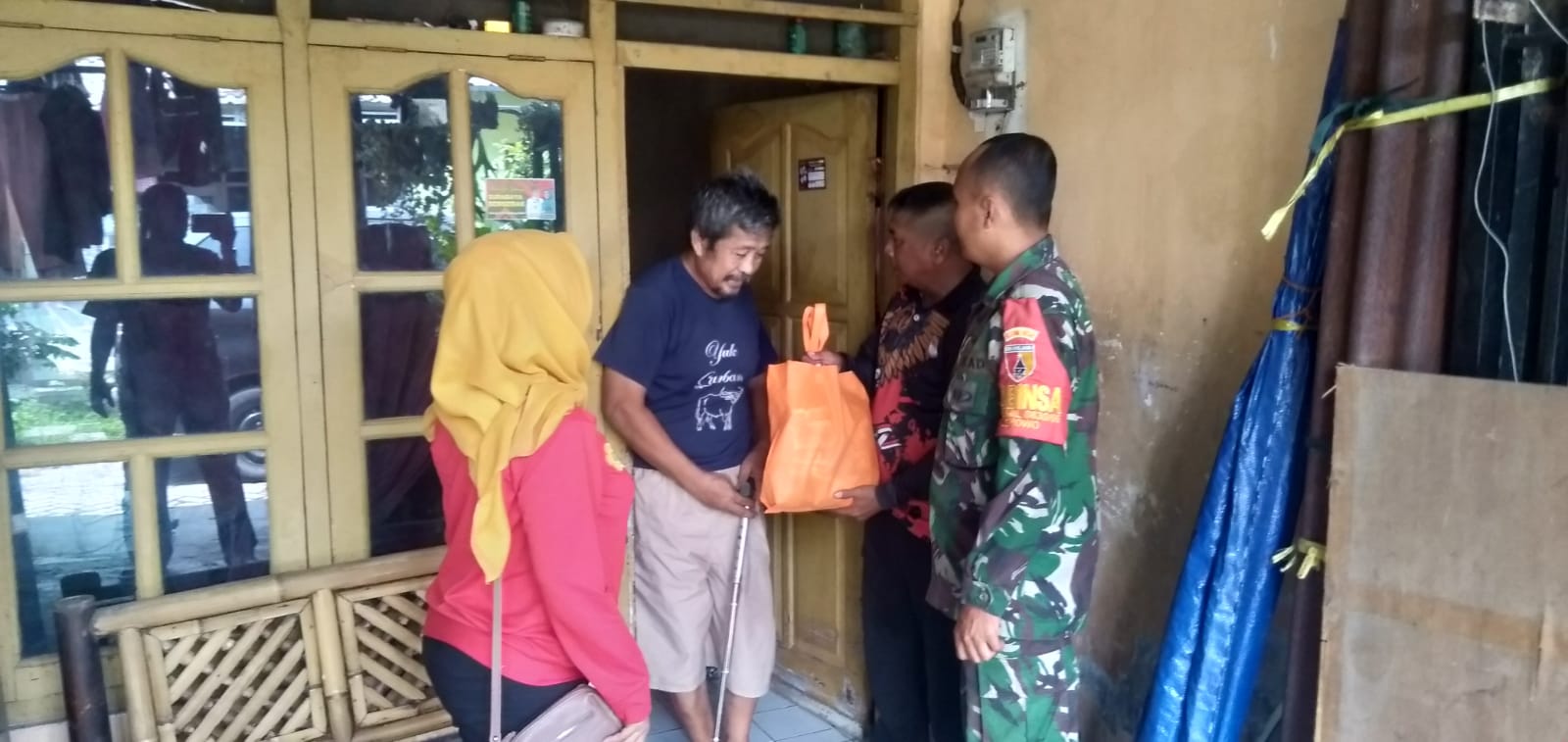Babinsa Lakukan Pendampingan Pembagian Sembako Door to Door di Bulan Ramadhan