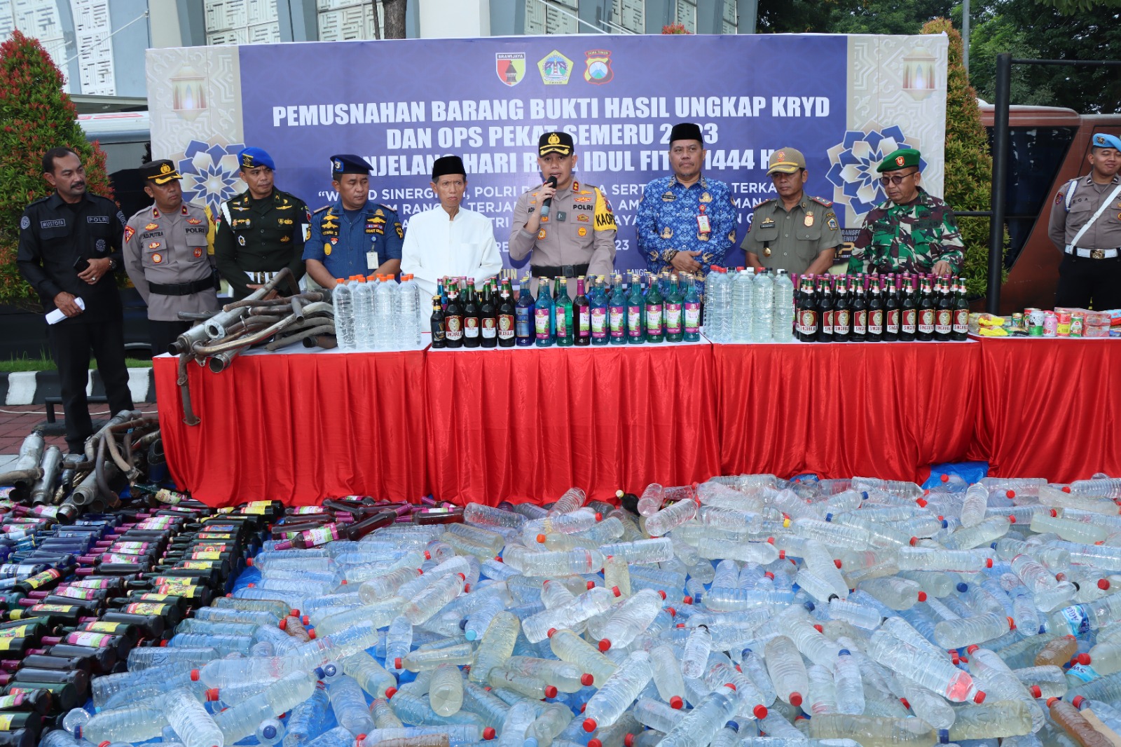 Polres Gresik Musnahkan Ribuan Botol Miras dan Knalpot Brong hasil Operasi Pekat