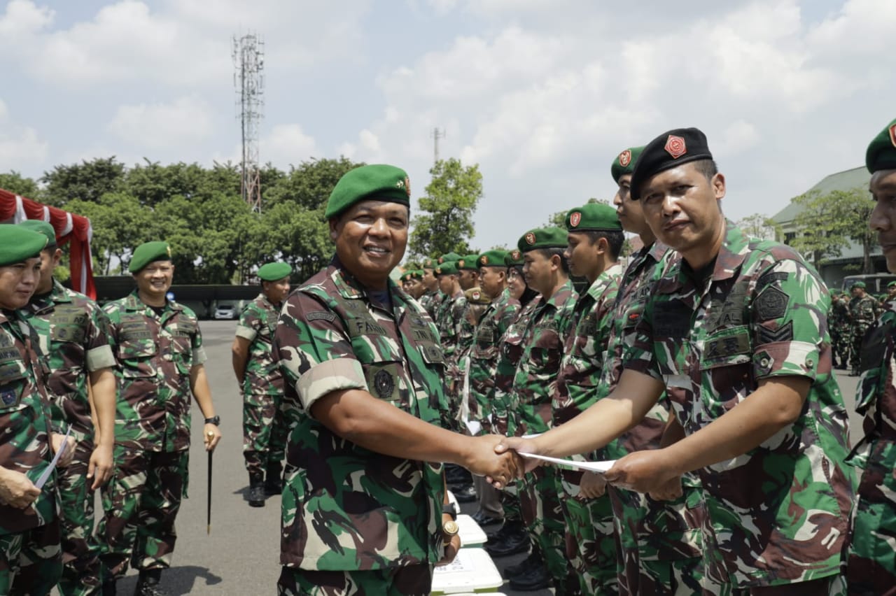 Wujud Kepedulian Pimpinan, Personel Kodam V/Brawijaya Menerima Bingkisan Lebaran