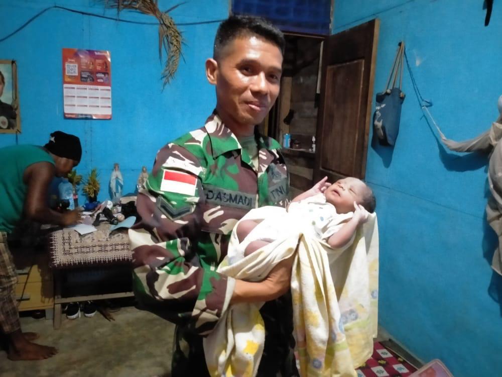 Tak Cuma Jaga Pal Batas, Pasukan Badak Hitam di Merauke pun Beri Layanan Kesehatan pada Balita