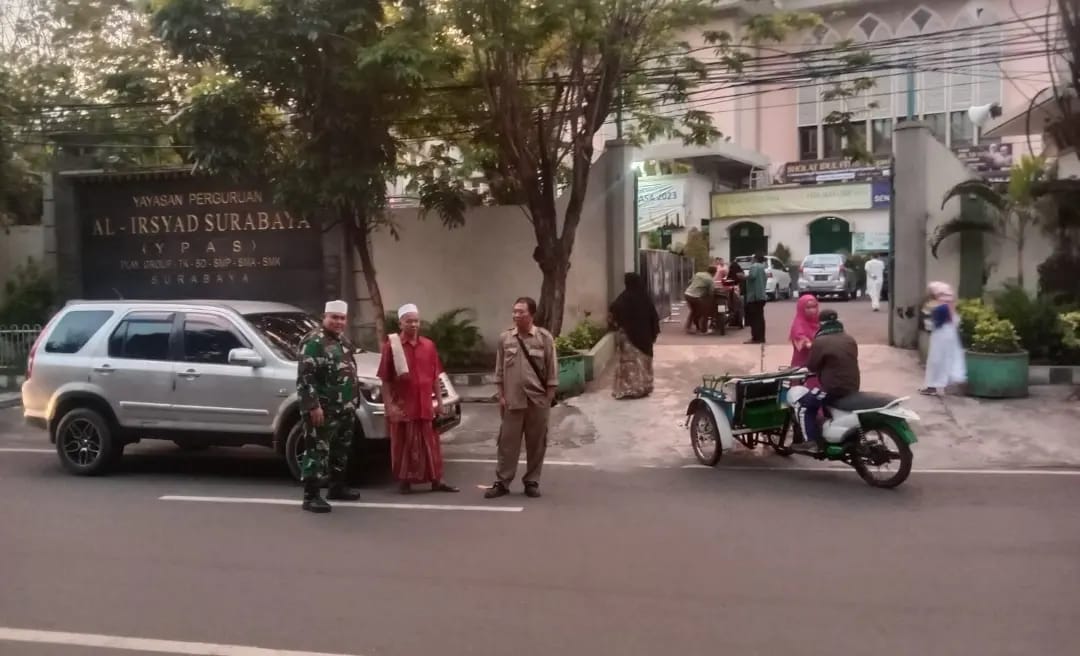 Ciptakan Keamanan dan Kenyamanan, Babinsa Koramil 0830/02 Semampir Melaksanakan Pengamanan Sholat Idul Fitri 1 Syawal 1444 H
