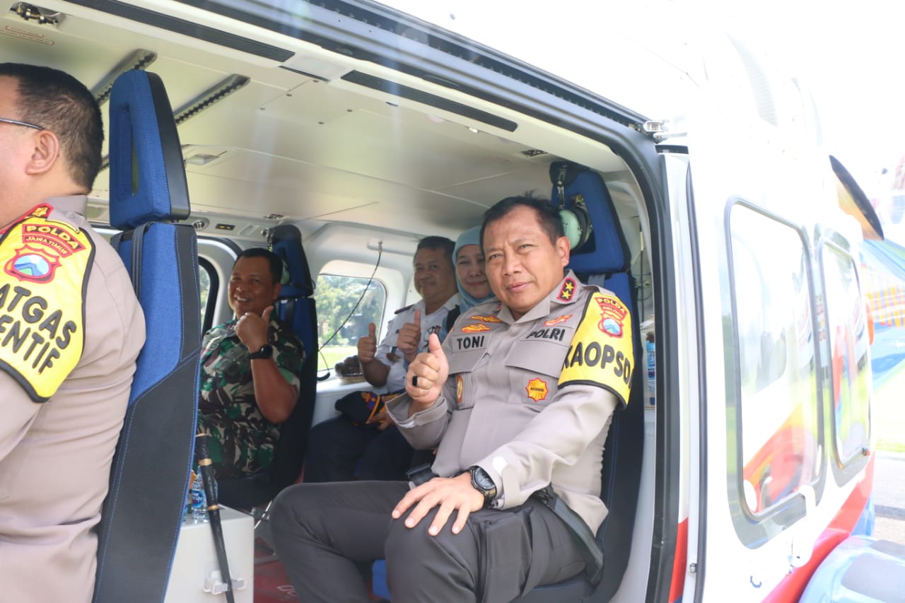 Kapolda Jatim Bersama Forkopimda, Pantau Arus Lalin dari Udara