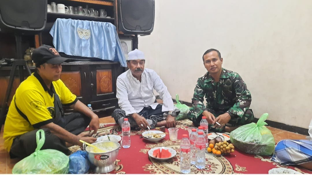 Jalin Hubungan Harmonis, Babinsa Sertu Pindah Silaturahmi Idul Fitri di Ketua RW