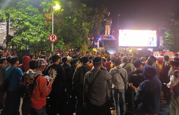 Tak Terima Rekannya di Tangkap Polisi, Ratusan Buruh Padati Polrestabes Surabaya