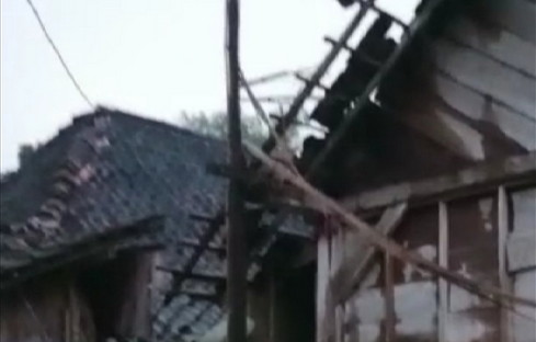 Duar! Petir Sambar Antena TV Warga Sitiaji