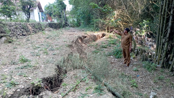 Pemdes Klepek berharap Dapat Bantuan untuk Tangani Longsor Tebing Sungai di Desanya.