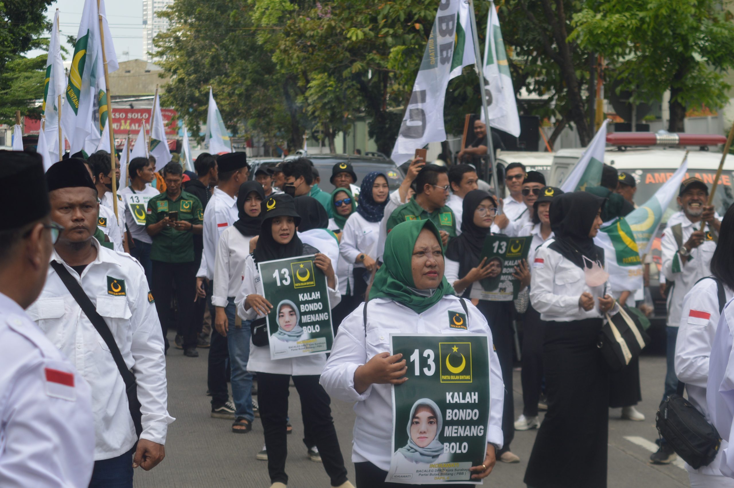 Aksi Konvoi Bersama Relawan, PBB Kota Surabaya Daftarkan 50 Bacaleg di KPU Surabaya
