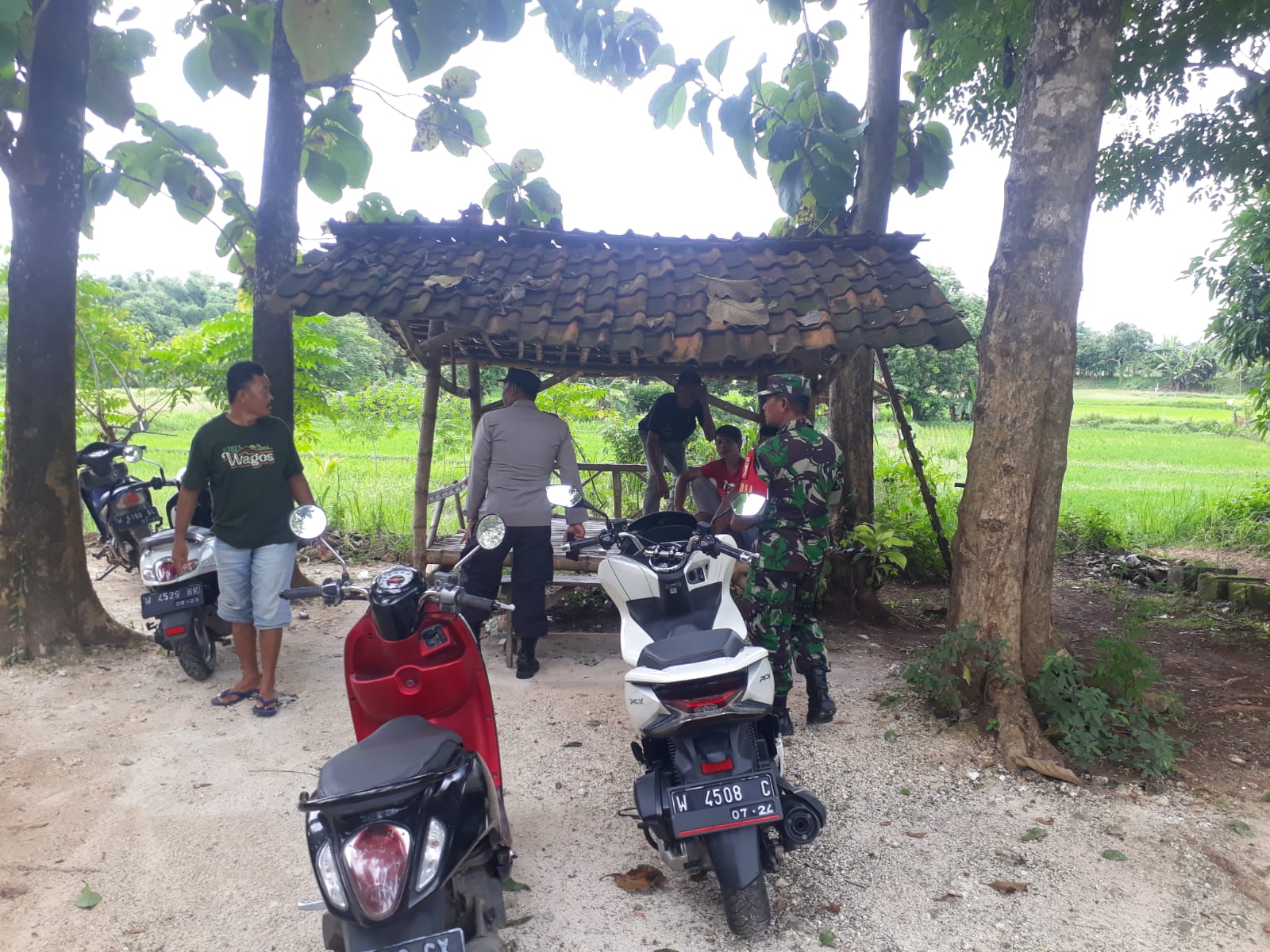Babinsa Sertu Yahya Bersama Babinkamtibmas Setempat Jalin Silaturrahmi, Beri Himbauan Positif Warga Binaan
