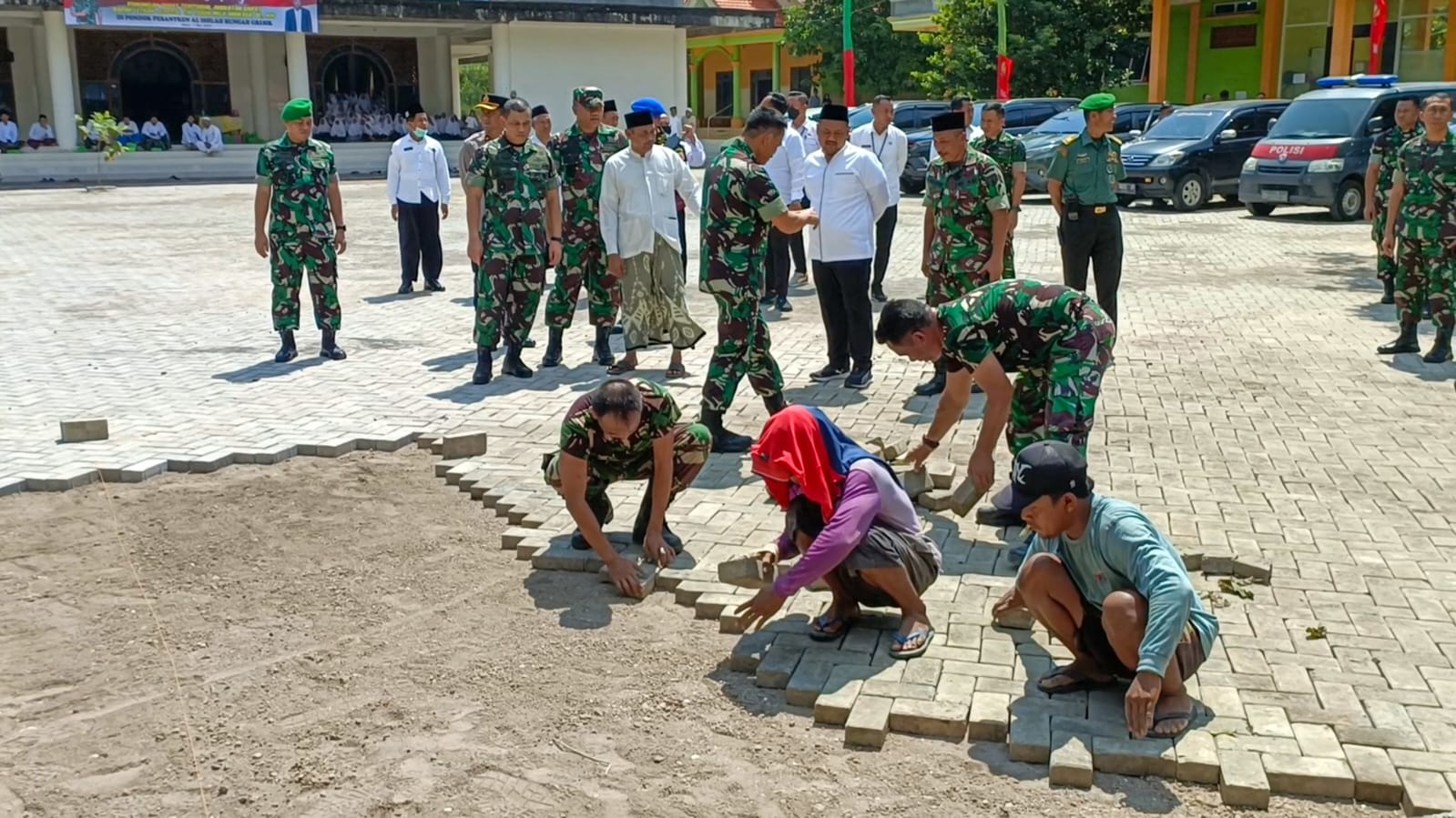 Bantu Pavingisasi Halaman Masjid, Wujud Nyata Karya Bhakti Babinsa Dukun