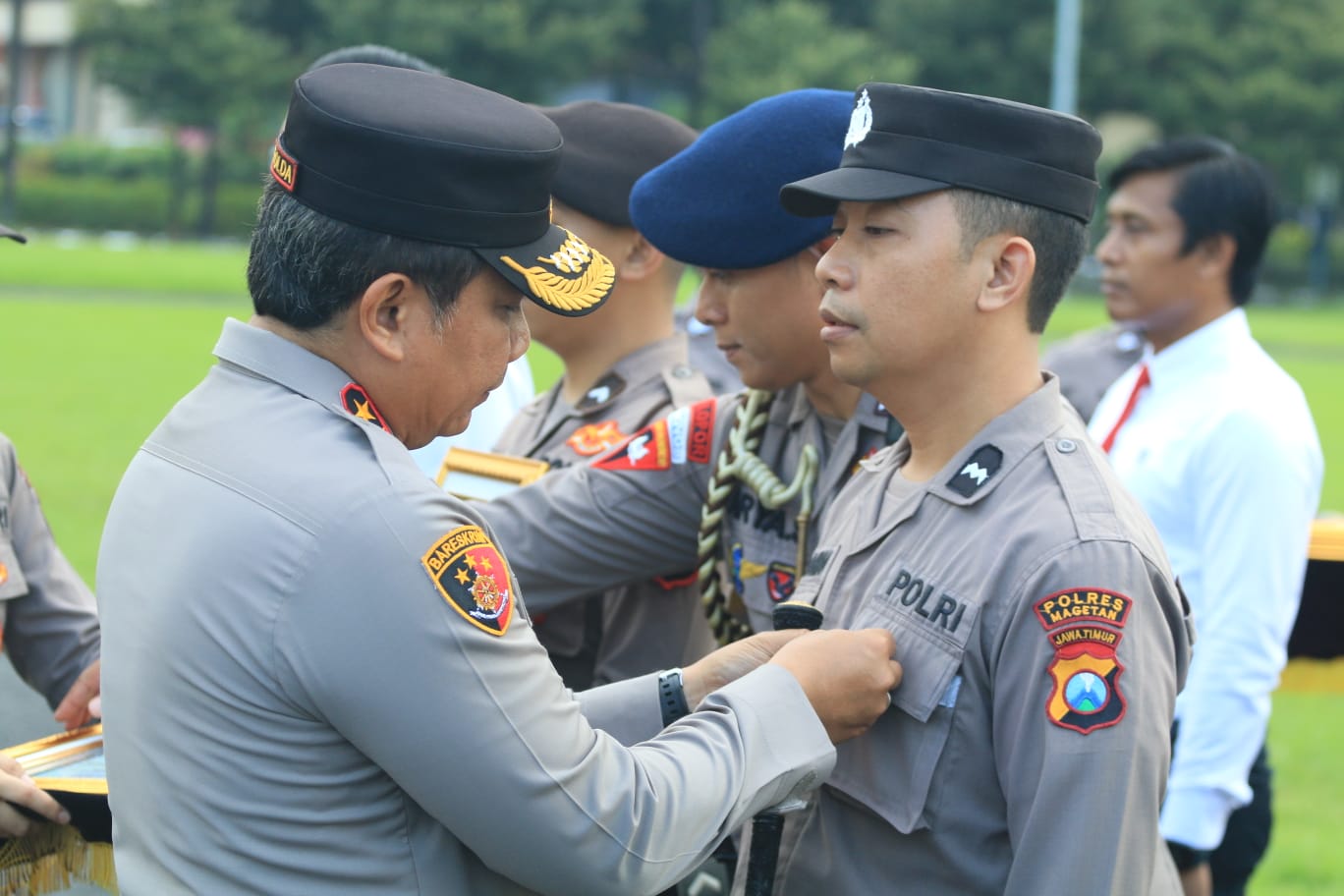 Kapolda Jatim Beri Penghargaan Kepada 14 Personel Polresta Malang Kota
