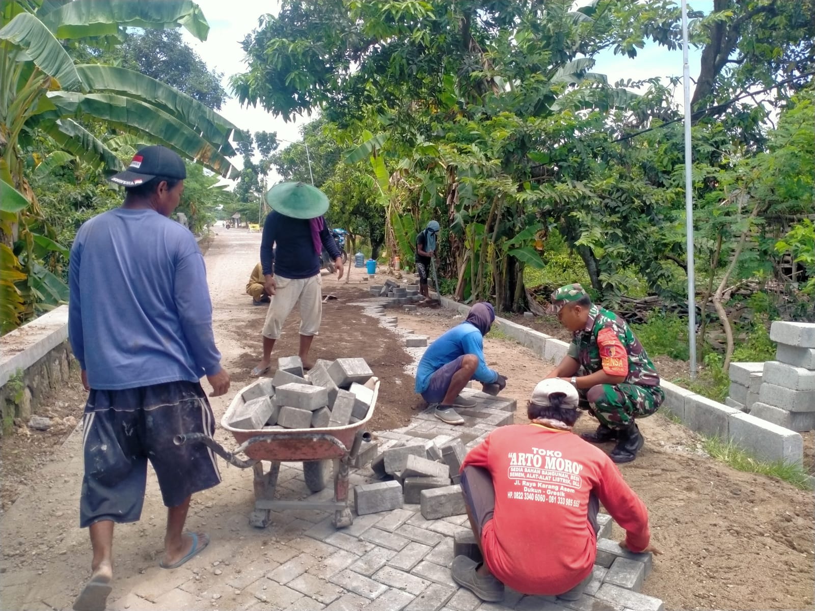 Komsos Babinsa Bina Keakraban dengan Warga Desa Binaan