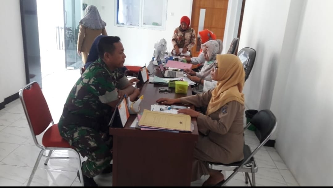Babinsa Komsos Dengan Staf Kelurahan Bahas Pendataan Warga Pendatang Baru