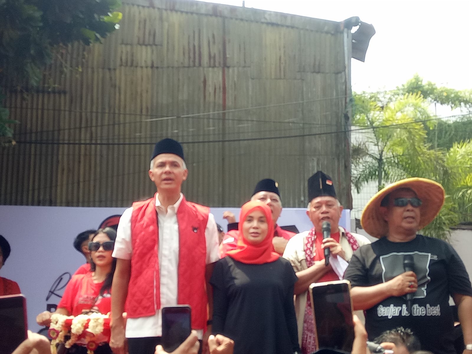 Capres PDIP Ganjar Pranowo Disambut Antusias Ribuan Pendukung di Surabaya