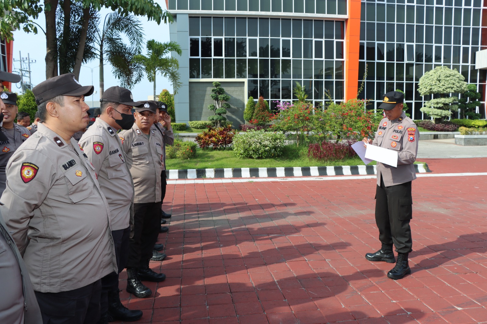 Polres Gresik Berangkatkan Puluhan Personel BKO Pilkades Serentak Di Kabupaten Bangkalan