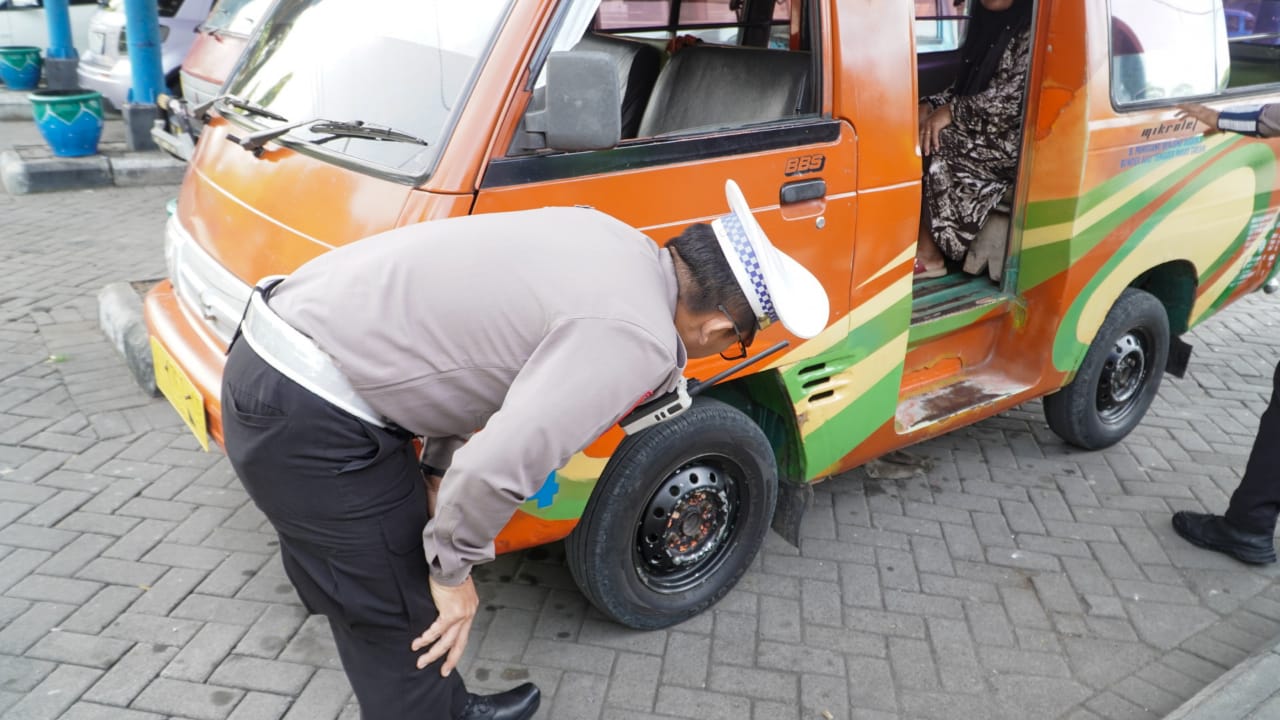 Cegah Kecelakaan, Satlantas Polres Gresik Cek Kendaraan Angkutan Umum