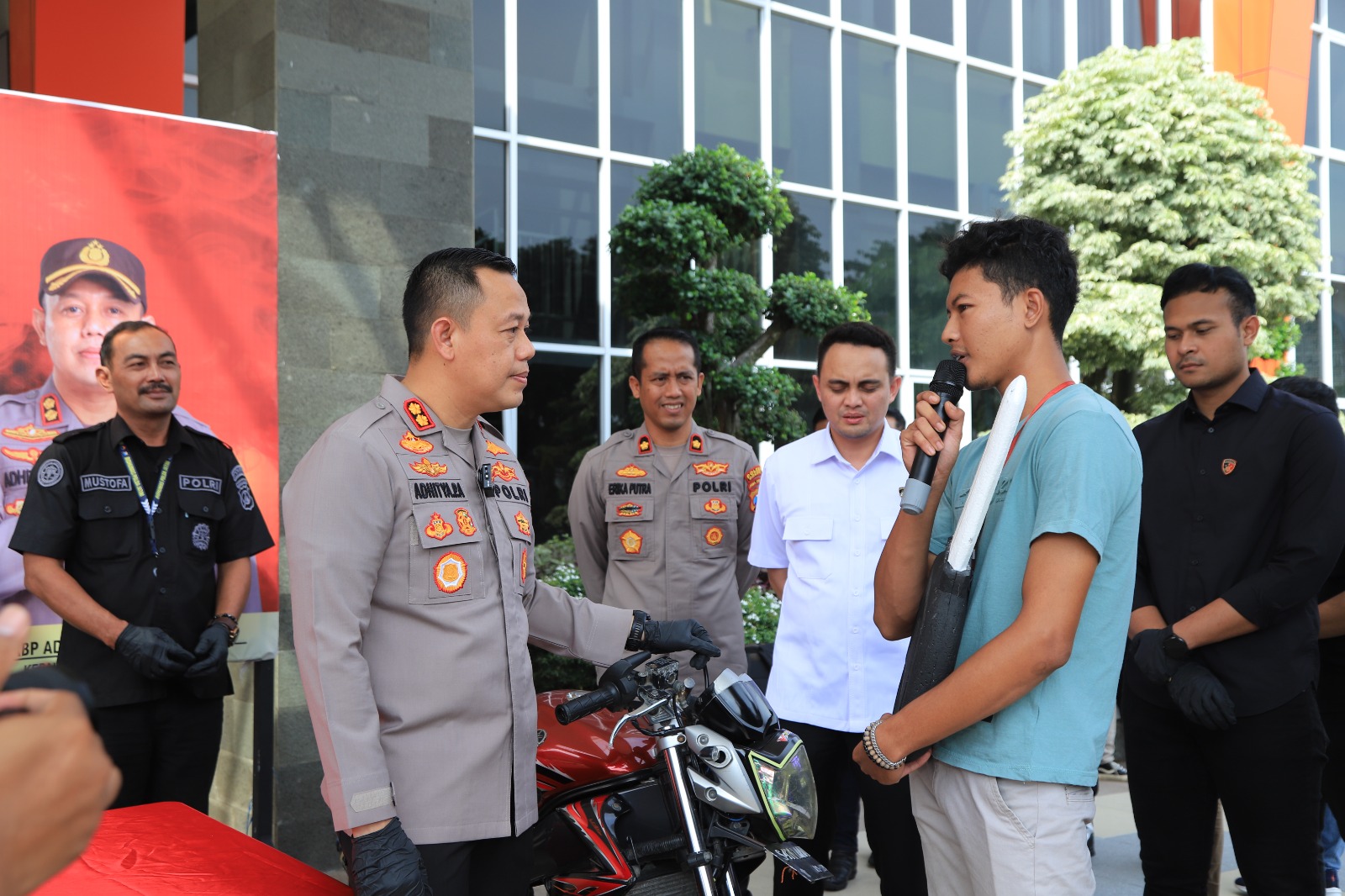 Ungkap Kasus Curanmor, Polres Gresik Kembalikan Motor hasil Curian ke Pemiliknya