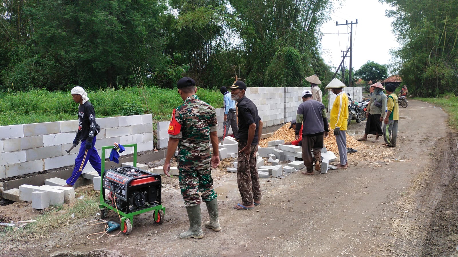Kerja Bakti Babinsa Jrengik Bersama Warga Bangun Pagar Tembok di Tempat Pemakaman Umum