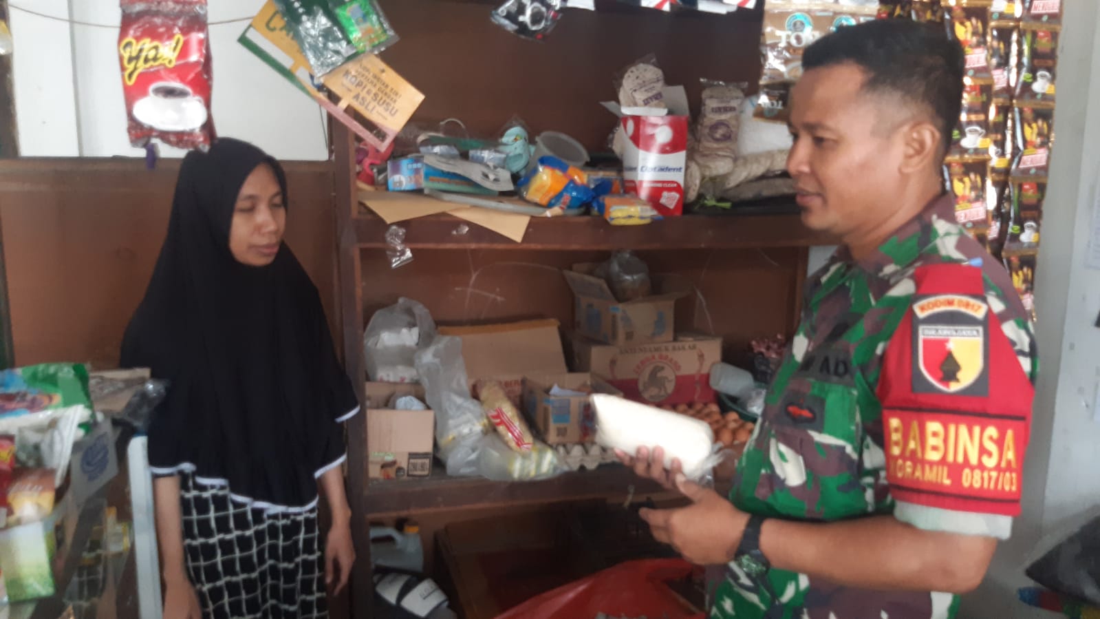 Babinsa Cek Perubahan Harga Bahan Pokok dan Stoknya di Toko Sembako Warganya