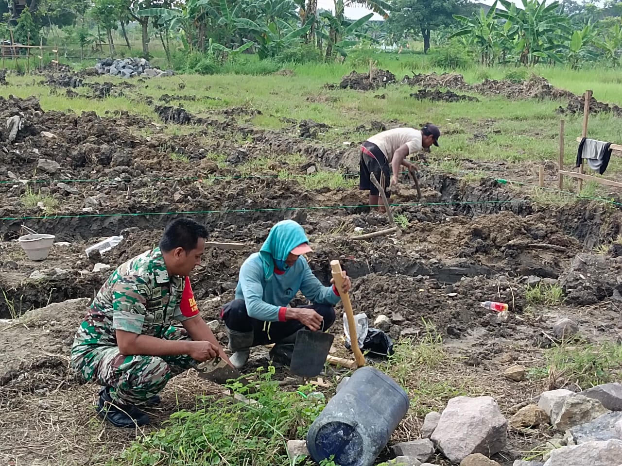 Babinsa Menganti Pelopori Kegiatan Karya Bhakti Pembangunan Gedung Serbaguna di Wilayah Desa Binaannya