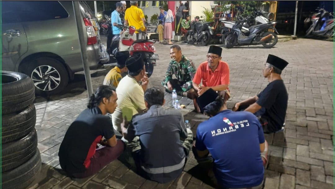 Sambang Wilayah, Babinsa Ujung Ajak Warga Tingkatkan Keamanan