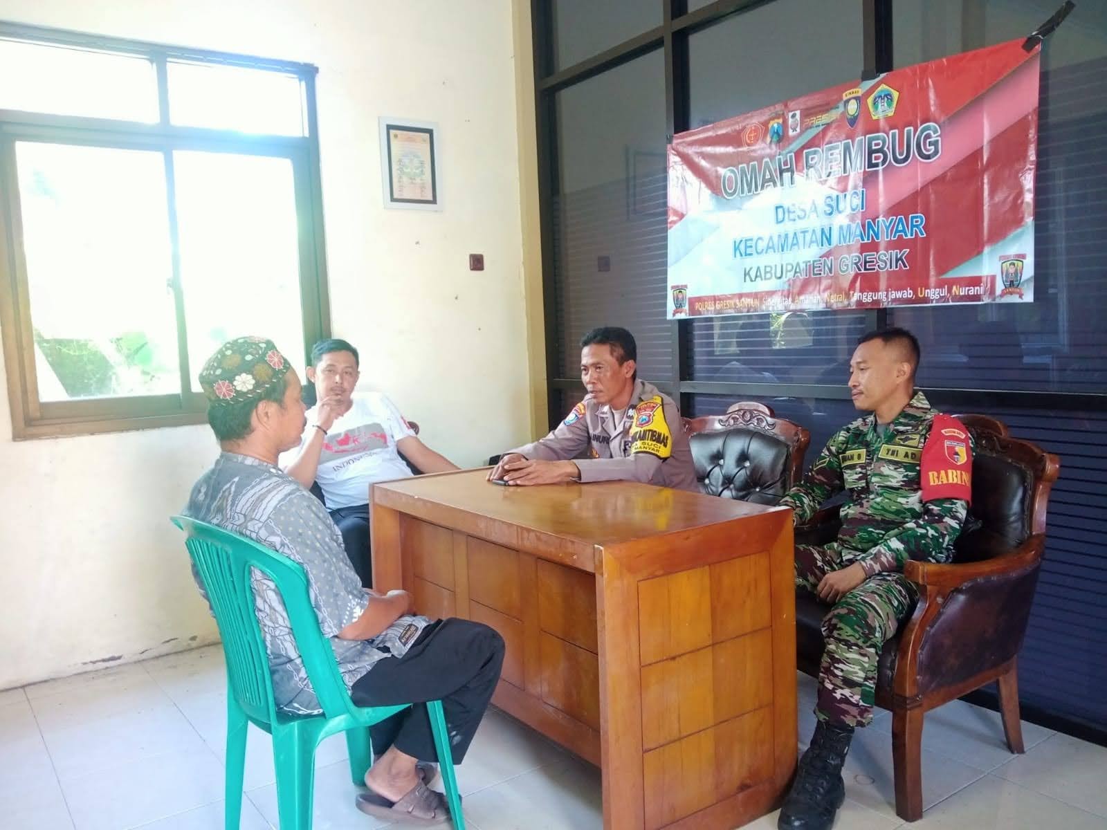 Komsos Babinsa bersama Babinkamtibmas dan Perangkat Desa Suci, Dukung Kelancaran Program Kerja Pemerintah Desa