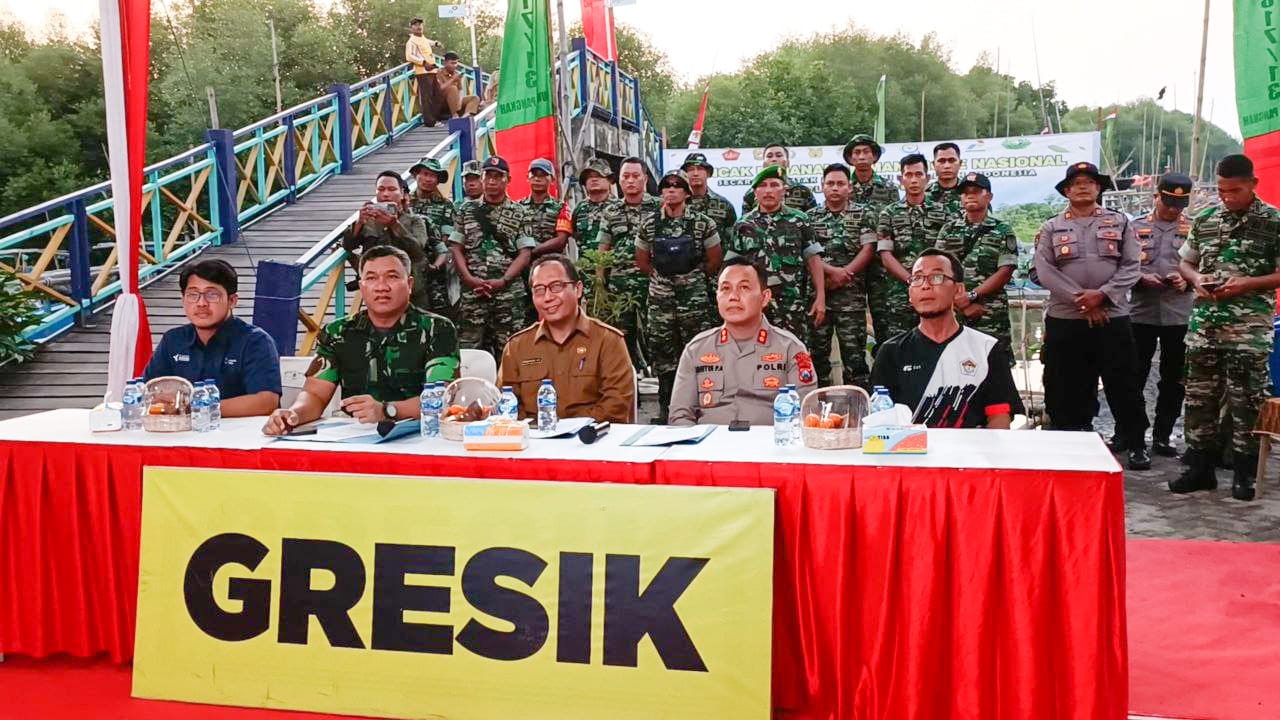 Sinergitas TNI-POLRI, Kapolres Gresik Hadiri Puncak Penanaman Mangrove Nasional Secara Serentak Jajaran TNI di Seluruh Indonesia