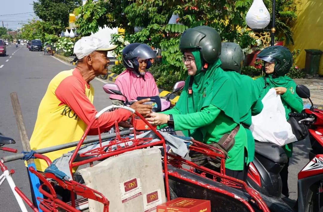 Persit KCK Koorcab Rem 081 Bantu Puluhan Abang Becak di Madiun