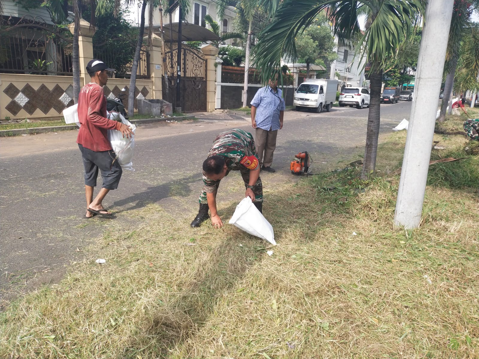 Babinsa Koramil 0830/03 Pabean Cantian Kerja Bakti Bersama Warga
