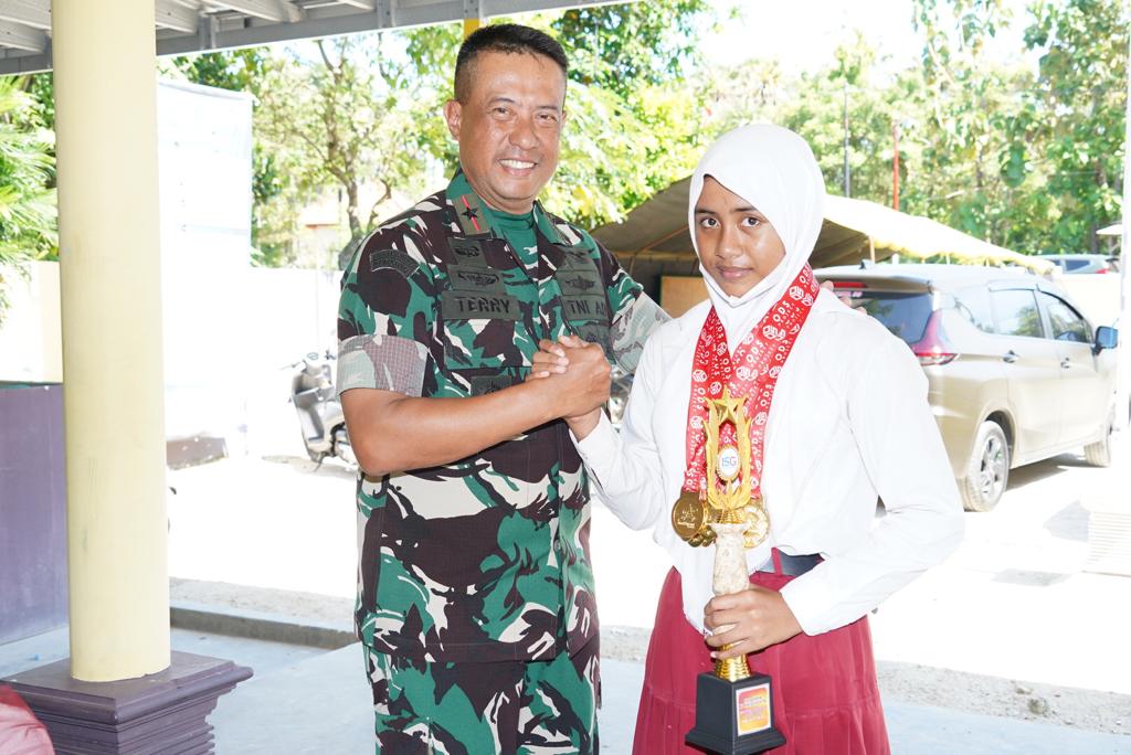 Ajeng Ayu Syarifah Peraih Medali Emas pada Lomba Renang Tingkat Kejurda Jatim 2023 Mendapat Apresiasi dari Danrem 084/BJ
