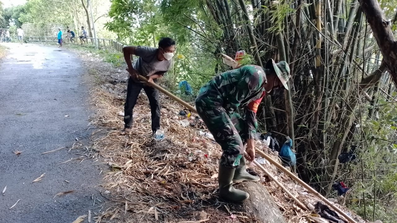 Semangat Gotong Royong Pembersihan Sampah di Tepi Jalan Desa, Babinsa Tambak Bersama Warga Binaannya
