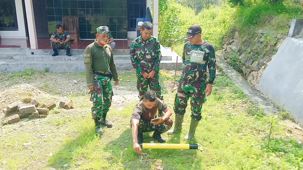 Cari Lokasi Titik Sumber Mata Air Pembuatan Sumur Bor, Pasiter Kodim Sampang Gunakan “Alat Ajaib"