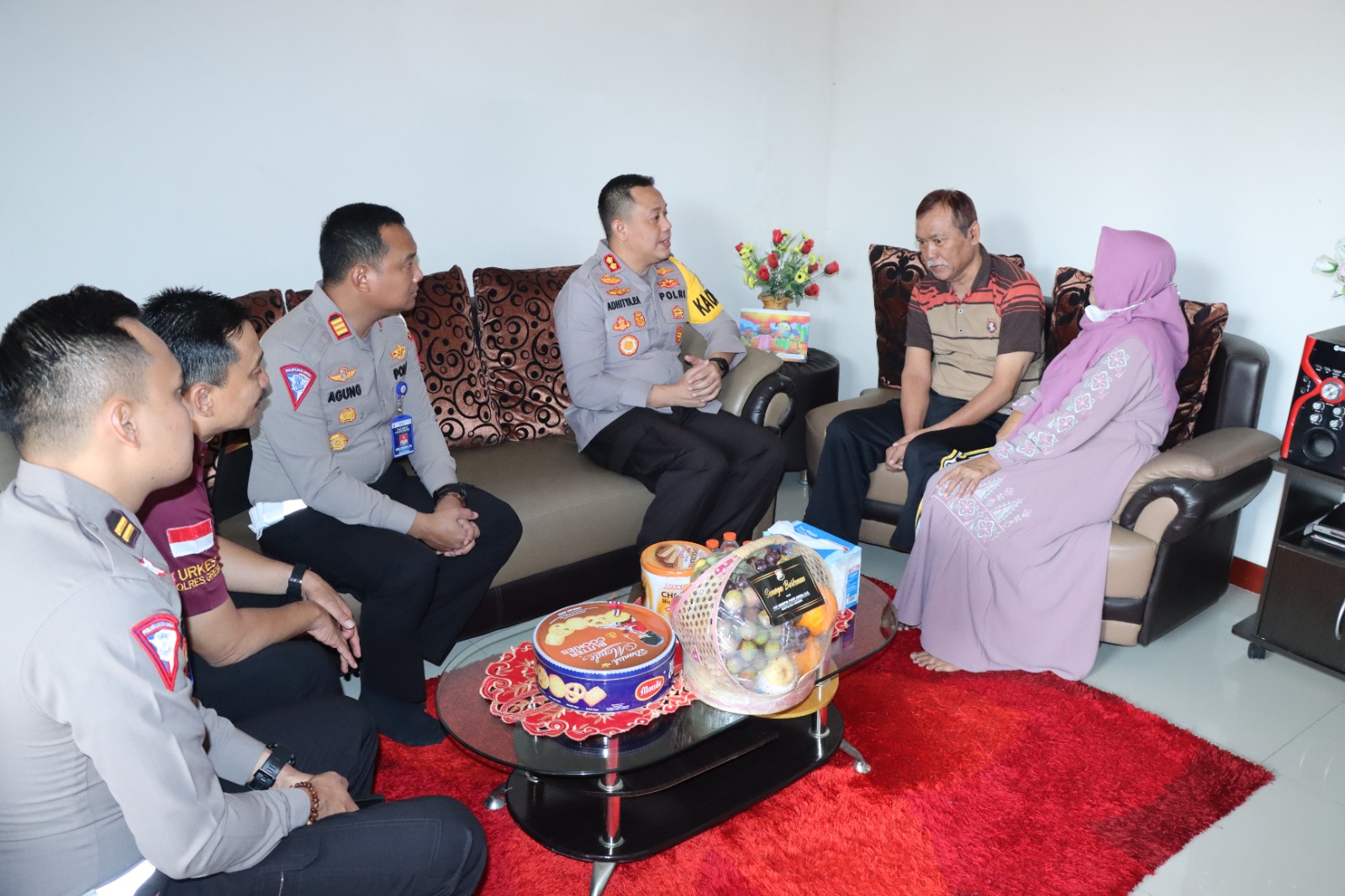 Bentuk Kepedulian Kapolres Gresik Anjangsana Anggota Yang Sakit