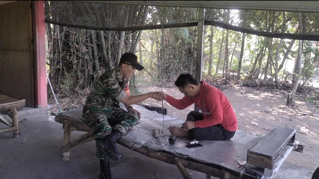 Babinsa Serma Rudianto Jalin Komsos dengan Kades Petiken, Demi Pengayoman Masyarakat Desa