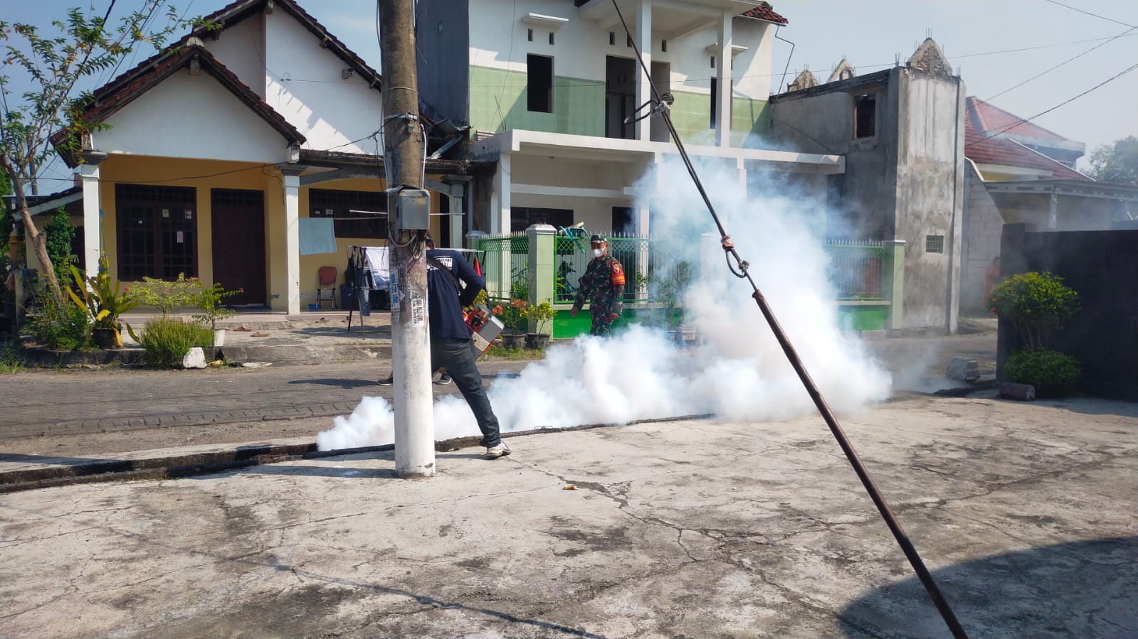 Cegah Demam Berdarah Dengue (DBD), Babinsa Dampingi Fogging di Wilayah Binaan