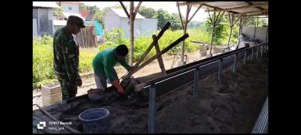 Komsos Sertu Solikhin bersama Pemilik Usaha Pembuatan Tiang Cor Binaan Di Wilayah Panceng